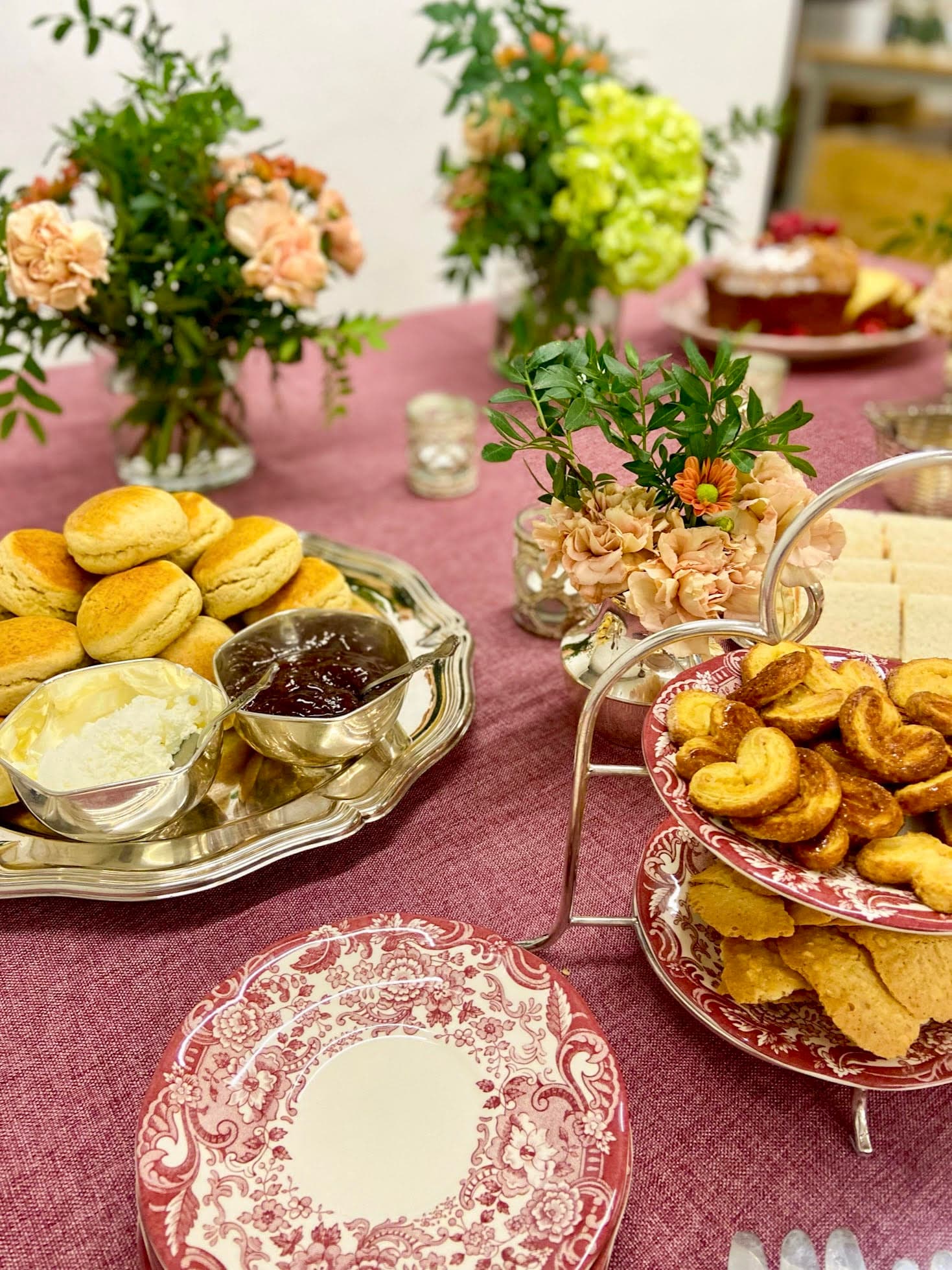 Canapes y aperitivos coloridos en montaje de catering con mantel rosa en Madrid